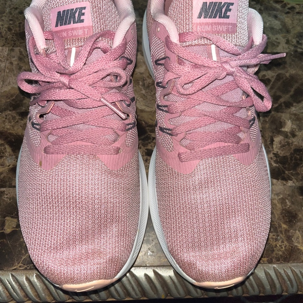 💖 Pink Nike shoes! 💖